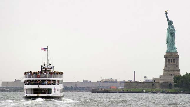 Image for article titled Poll Finds Only 83% Of New Yorkers Visit Statue Of Liberty Every Day