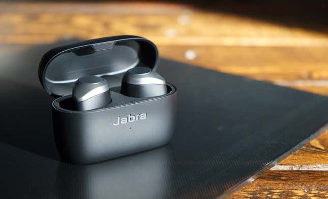 Imagen para el artículo titulado Jabra Elite 85t: los auriculares con los que dejarás de oírte a ti mismo cuando comas chicle