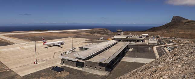 Imagen para el artículo titulado Cómo en una isla remota se construyó el &quot;aeropuerto más inútil del planeta&quot;