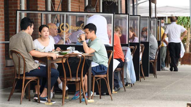 一家人行道咖啡馆的食客，清晰的分区将每个桌子分开