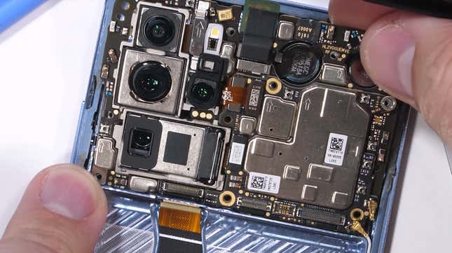 Imagen para el artículo titulado Así funciona por dentro el ingenioso zoom óptico del Huawei P30 Pro