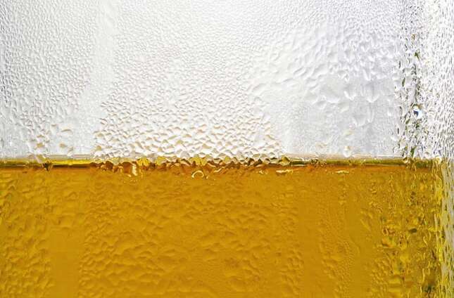 Imagen para el artículo titulado Este hombre llevaba varios años ebrio sin beber una gota de alcohol. Su cuerpo elaboraba cerveza