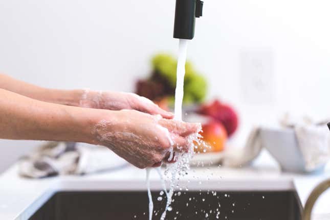 Imagen para el artículo titulado Un truco infalible para que tus hijos se laven las manos con frecuencia