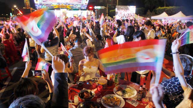 Image for article titled Taiwan, Asia&#39;s First Nation to Legalize Same-Sex Marriage, Celebrates With Massive Wedding Banquet