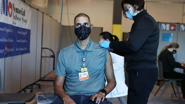 Un médico recibe la vacuna desarrollada por Pfizer-BioNTech el pasado 14 de diciembre en Florida.