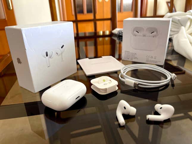 Imagen para el artículo titulado Me estafaron con una falsificación tan buena de los AirPods Pro que me los quedé