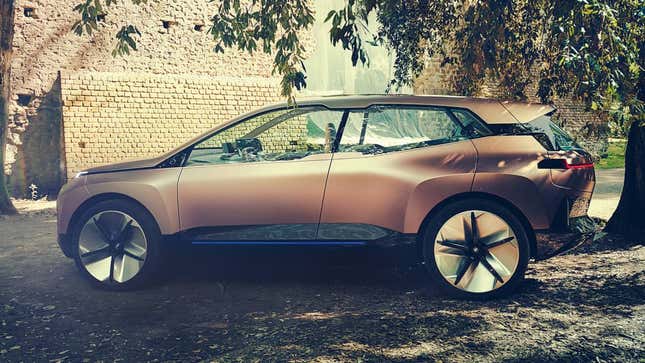 Imagen para el artículo titulado BMW lanza un anuncio donde una pareja tiene sexo en un coche autónomo (y luego lo elimina)
