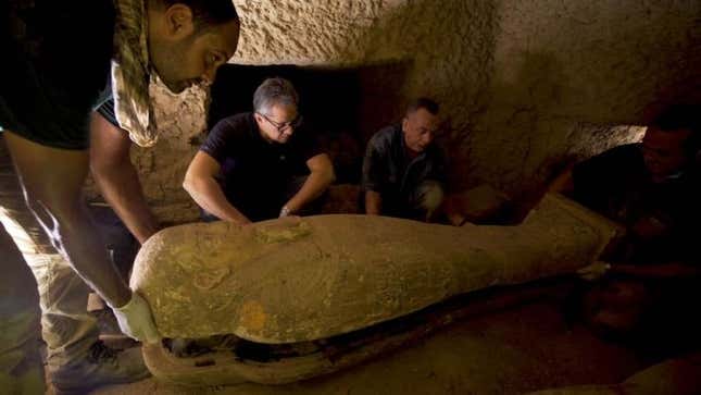 Imagen para el artículo titulado Descubren en Egipto 13 ataúdes de 2500 años de antigüedad completamente sellados