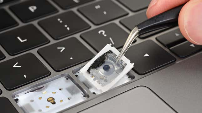 Imagen para el artículo titulado Estos son los cambios que introdujo Apple para arreglar el problema de su teclado
