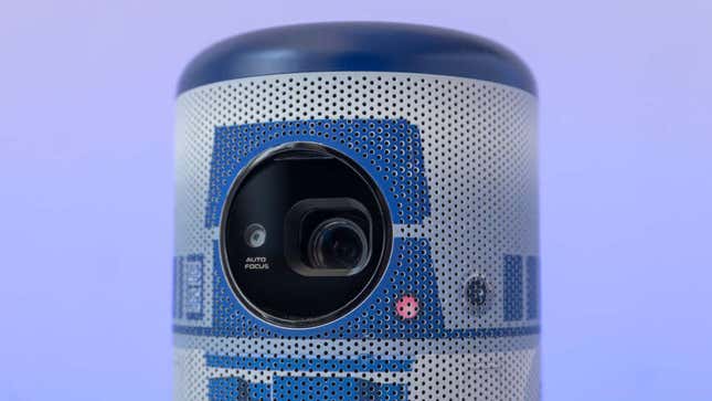 El proyector puede enfocar automáticamente y hacer ajustes trapezoidales por sí solo, pero ocasionalmente el enfoque se suavizará y activar manualmente un reenfoque no es tan fácil como debería ser