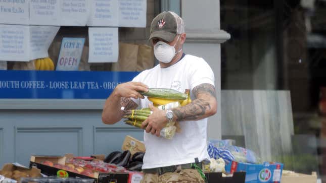 Image for article titled Longtime Mask Enthusiast Tom Hardy Hates Bags