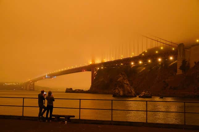 Imagen para el artículo titulado Alguien ha añadido la música de Blade Runner a un vídeo de San Francisco en plena ola de incendios, y es perfecto
