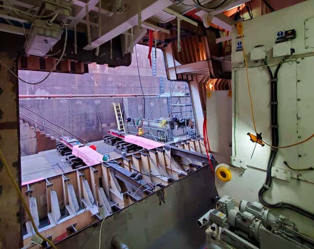 Image for article titled The Way The U.S. Coast Guard Replaces Its Largest Ship's Motor Is Mind-Blowing