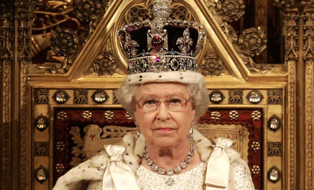 Imagen para el artículo titulado La reina Isabel II podría matar a Meghan Markle y salir indemne, y otras 25 rarezas de la loca monarquía británica