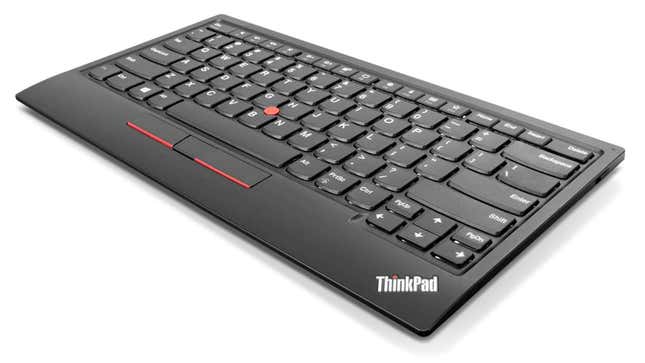 Imagen para el artículo titulado Ahora puedes comprar una versión Bluetooth del mítico teclado del IBM Thinkpad (TrackPoint rojo de goma incluido)