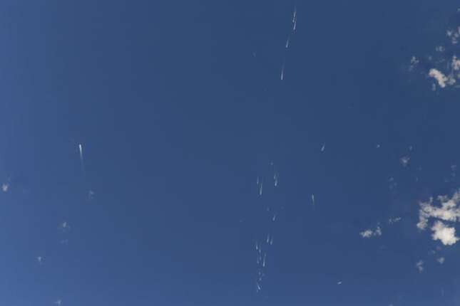 Esta foto tomada desde el espacio muestra la asombrosa cantidad de irresponsables que navegaron hasta la cápsula de SpaceX