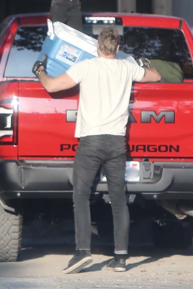 Image for article titled Dax Shepard Bought a Giant Truck After Being Called A &#39;6.57&#39; By Hasan Minhaj
