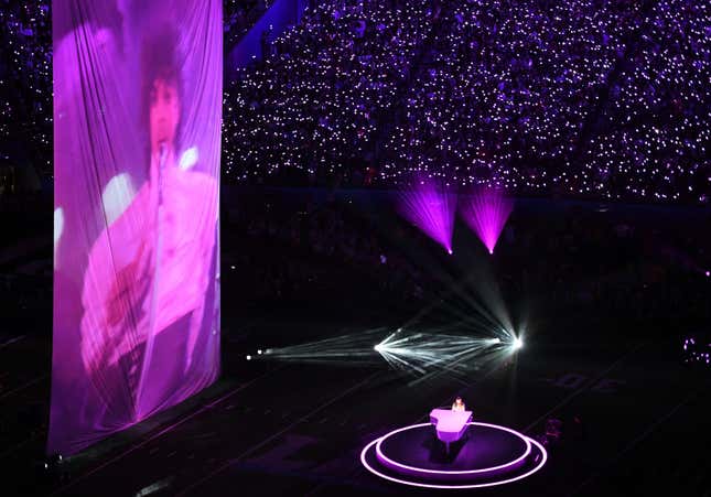 Remembering When Prince Brought the Rain to the Super Bowl - Spin