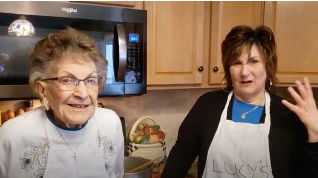 标题为97岁的女性成为互联网烹饪明星的图片