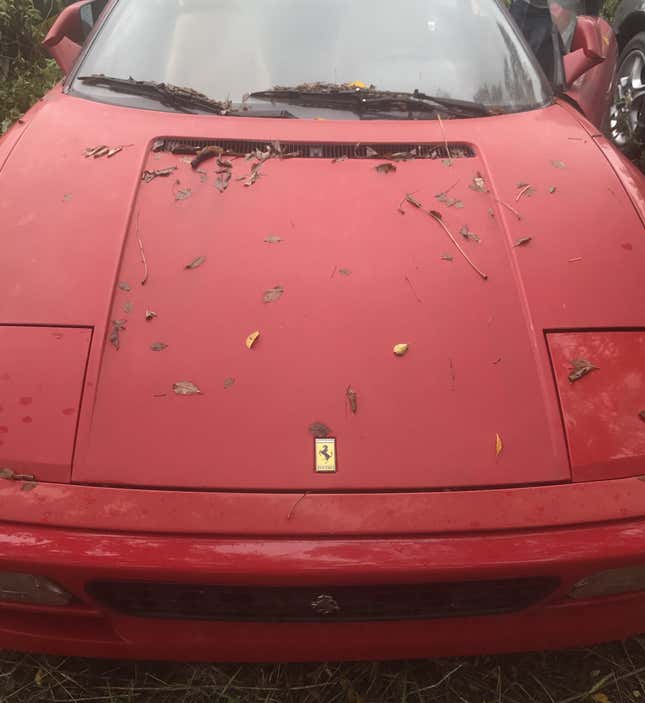 Imagen para el artículo titulado En este campo hay una flota de Ferraris abandonados desde hace una década, y no es un caso único
