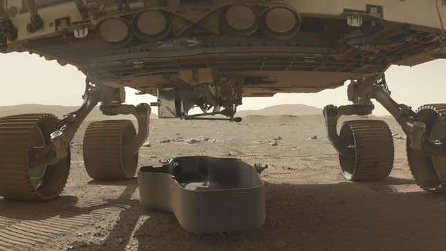 El dron Ingenuity, a la vista bajo el rover Perseverance, tras desprenderse de su caja protectora