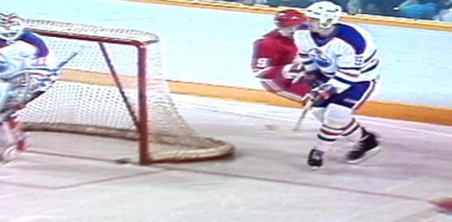 See that puck juuuuust about to cross the goal line? Oilers’ Steve Smith didn’t.