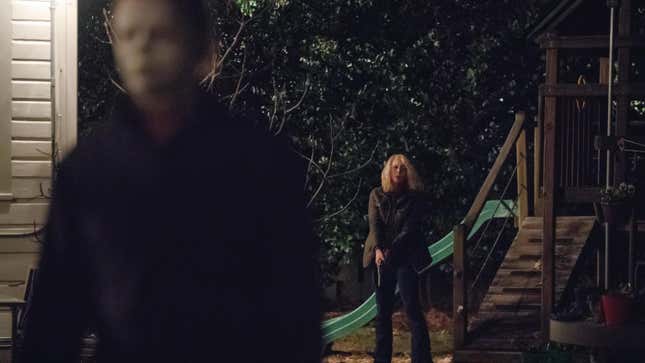 Laurie Strode (Jamie Lee Curtis) takes aim in 2018&#39;s Halloween.