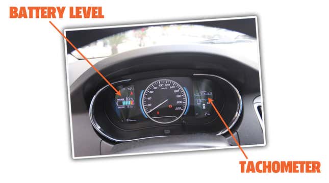 Imagen para el artículo titulado Este coche eléctrico para autoescuelas finge ser manual con una palanca de cambios falsa