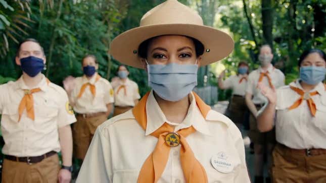 Los miembros del elenco de Disney saludan durante el video lanzado para la reapertura de Walt Disney World el 11 de julio de 2020