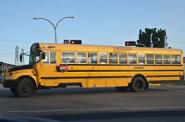 Imagen para el artículo titulado La sorprendente razón detrás de las líneas negras a los lados de los autobuses escolares