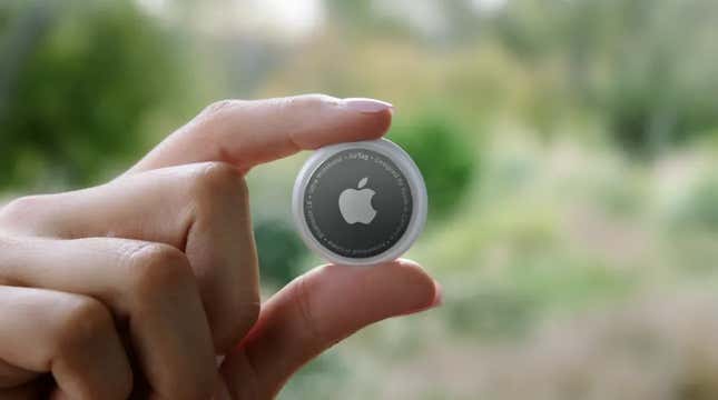 Imagen para el artículo titulado Los nuevos AirTag de Apple sirven para encontrar objetos perdidos desde tu iPhone