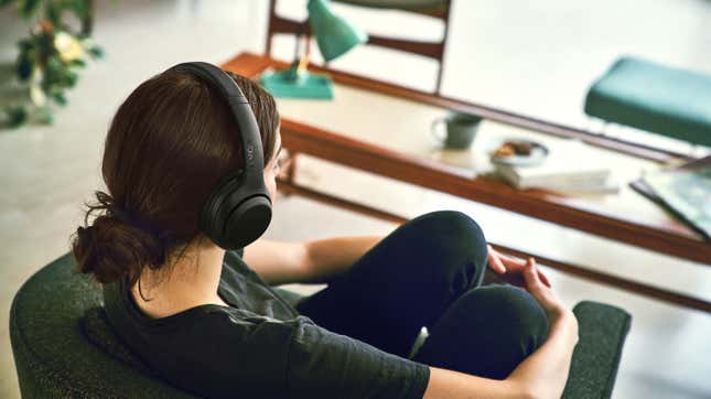Imagen para el artículo titulado Los nuevos auriculares con cancelación de ruido de Sony son más baratos que nunca