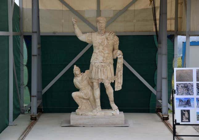 Imagen para el artículo titulado Descubren una monumental estatua de tres metros del emperador romano Trajano bajo una antigua fuente en Turquía