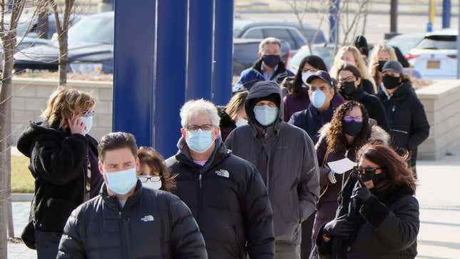 Una cola de personas esperando su turno de vacunación en Nueva York.