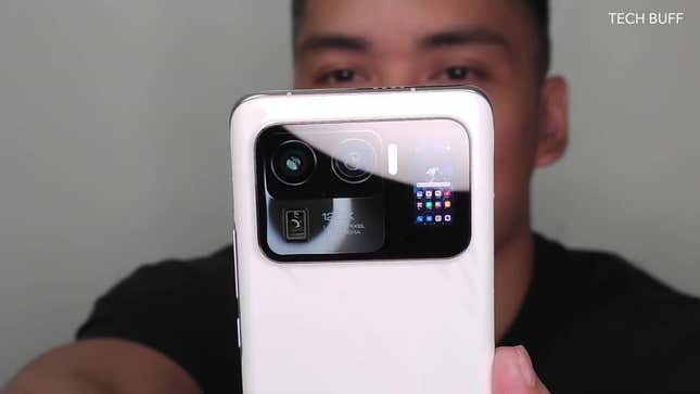 Imagen para el artículo titulado El nuevo Xiaomi 11 Ultra trae una pequeña pantalla para selfies incorporada