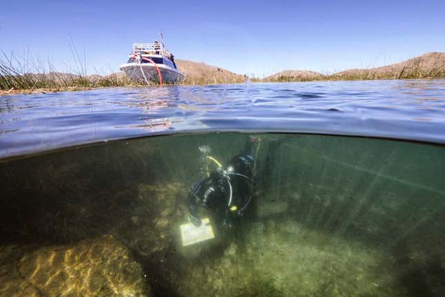 Imagen para el artículo titulado Descubren en el lago más alto del mundo los restos de una misteriosa religión anterior a los Incas