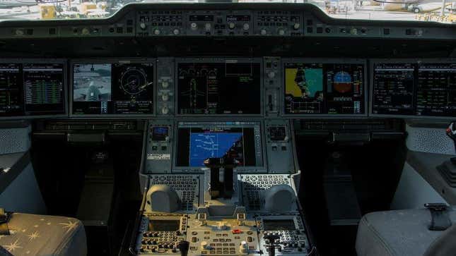 Imagen para el artículo titulado Dos Airbus A350 sufrieron un apagado de motor después de que los pilotos derramaran bebidas en la consola. La solución es una cubierta de plástico