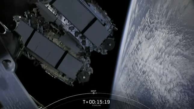 Captura de pantalla de un video del último despliegue de SpaceX de 60 nuevos satélites Starlink, el 3 de septiembre.