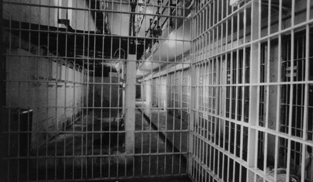 Un preso condenado a cadena perpetua tuvo una “muerte momentánea”, y ahora alega que ya ha cumplido su pena