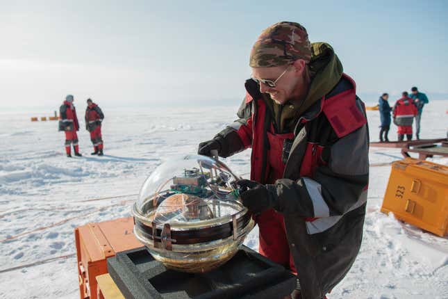 Imagen para el artículo titulado Científicos rusos arrojan un telescopio al lago más profundo de la Tierra