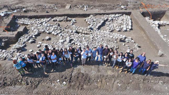 Some of the 5,000 young volunteers who contributed in the excavations.