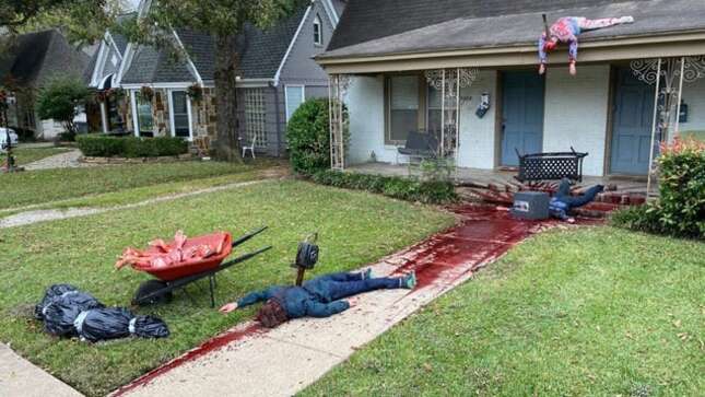 La policía acude varias veces a la casa de un hombre en Texas alertada por su sangrienta decoración de Halloween