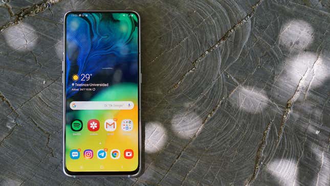 Imagen para el artículo titulado Ni siquiera la cámara giratoria puede justificar el precio del Galaxy A80