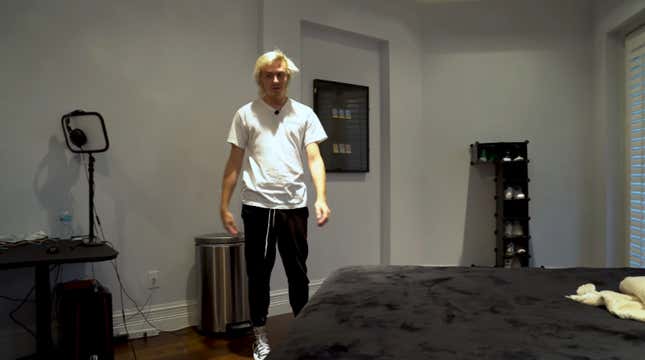 El youTuber Randumb recorriendo su habitación en la nueva mansión
