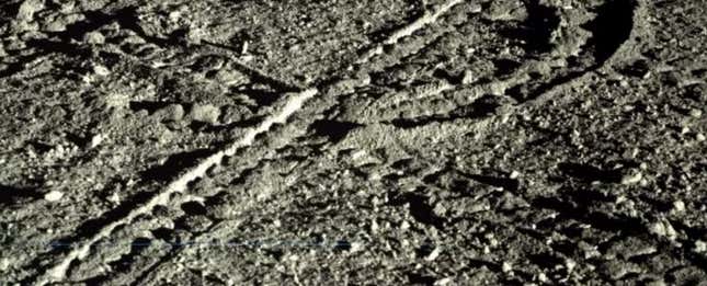 Imagen para el artículo titulado China revela nuevas imágenes de la misteriosa sustancia que el rover Yutu-2 encontró en la Luna