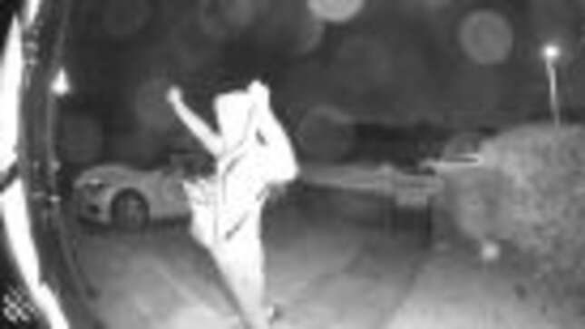 Imagen para el artículo titulado Mira cómo roban un Tesla en segundos con un par de cables y electrónica barata