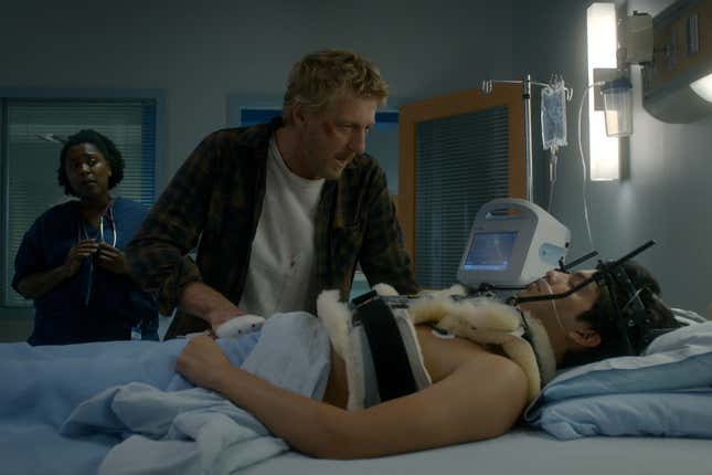 Imagen para el artículo titulado El tráiler de la temporada 3 de Cobra Kai es pura acción y alianzas inesperadas