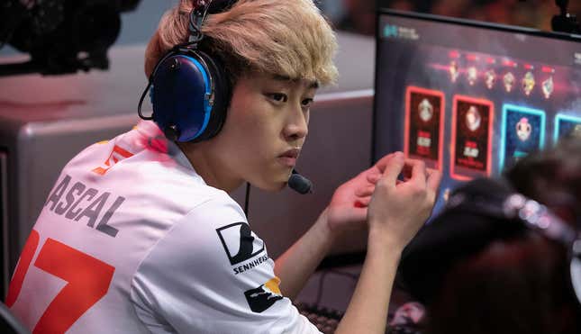 Image for article titled Overwatch League Players Fined $1,000 Each For Typing &#39;Sex,&#39; &#39;Big Dick&#39; Into Chat