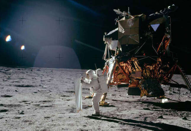 Imagen para el artículo titulado Cómo una broma se convirtió en la mayor y más absurda teoría de la conspiración: la llegada a la Luna fue mentira