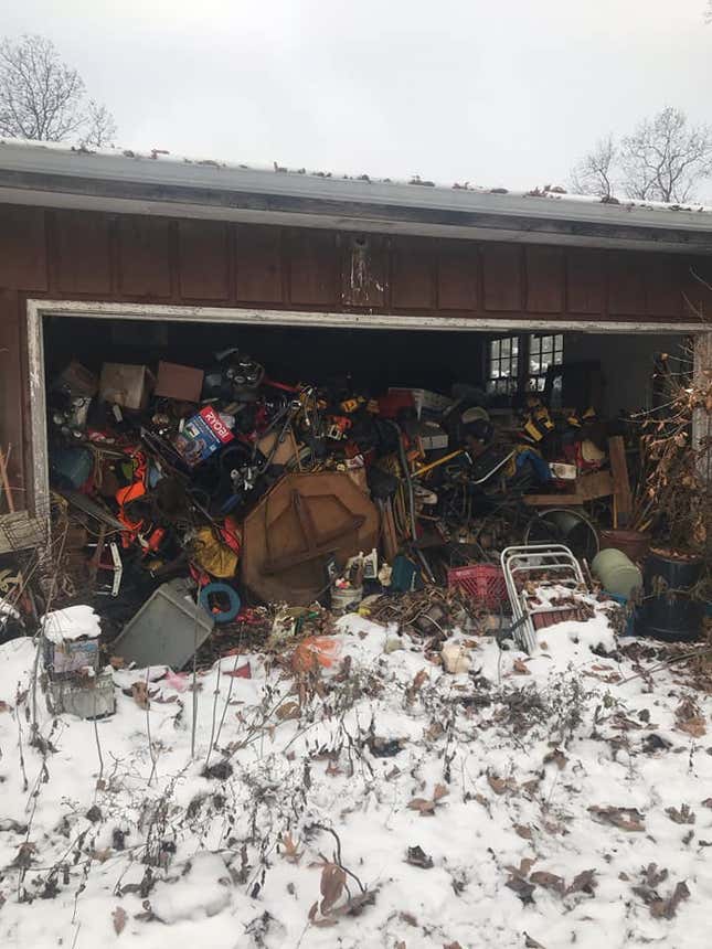 Imagen para el artículo titulado En este campo hay una flota de Ferraris abandonados desde hace una década, y no es un caso único